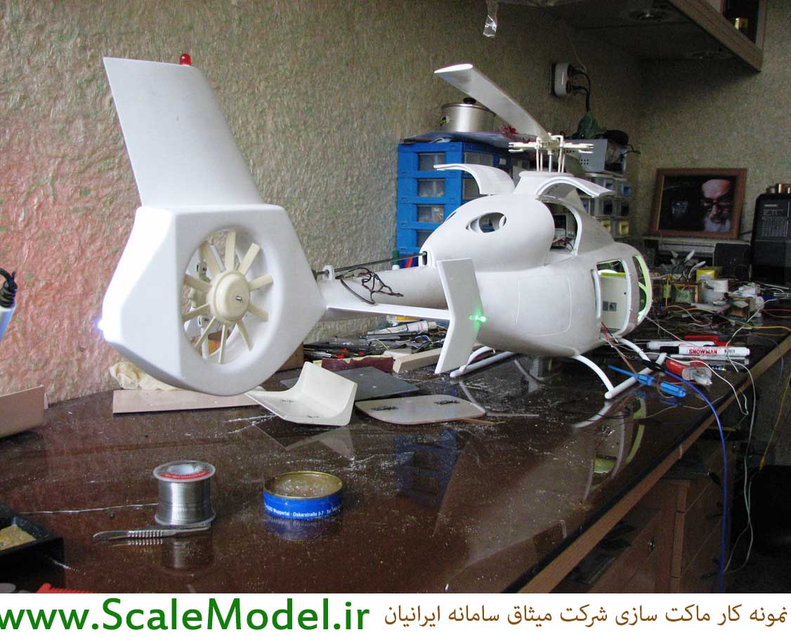 ماکت هلی کوپتر در حال آماده شدن برای رنگ